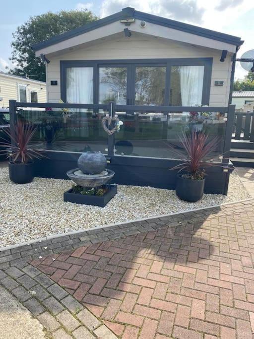 2 Bed, 2 Bath Lodge Style Caravan With Hot Tub & Private Garden At Patrington Haven Leisure Park Exterior photo