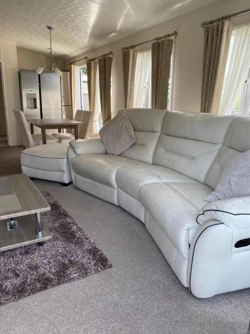 2 Bed, 2 Bath Lodge Style Caravan With Hot Tub & Private Garden At Patrington Haven Leisure Park Exterior photo